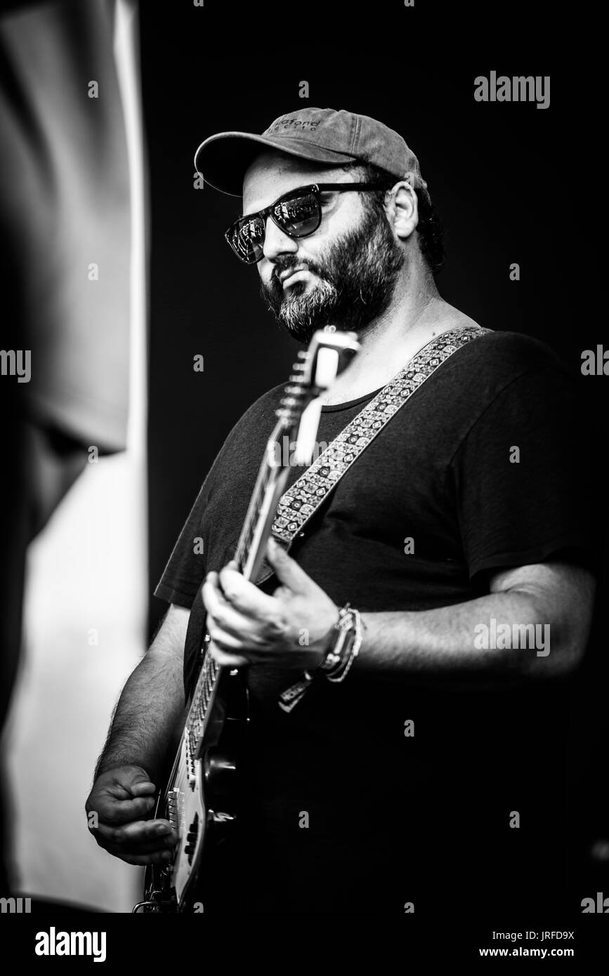 Edward Sharpe und die magnetische Nullen bei einem Musikfestival in British Columbia Kanada in Schwarz und Weiß. Stockfoto