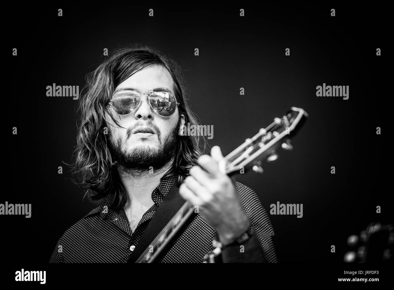 Vater John MISTY durchführen Bei einem Musikfestival in British Columbia Kanada in Schwarz und Weiß. Stockfoto