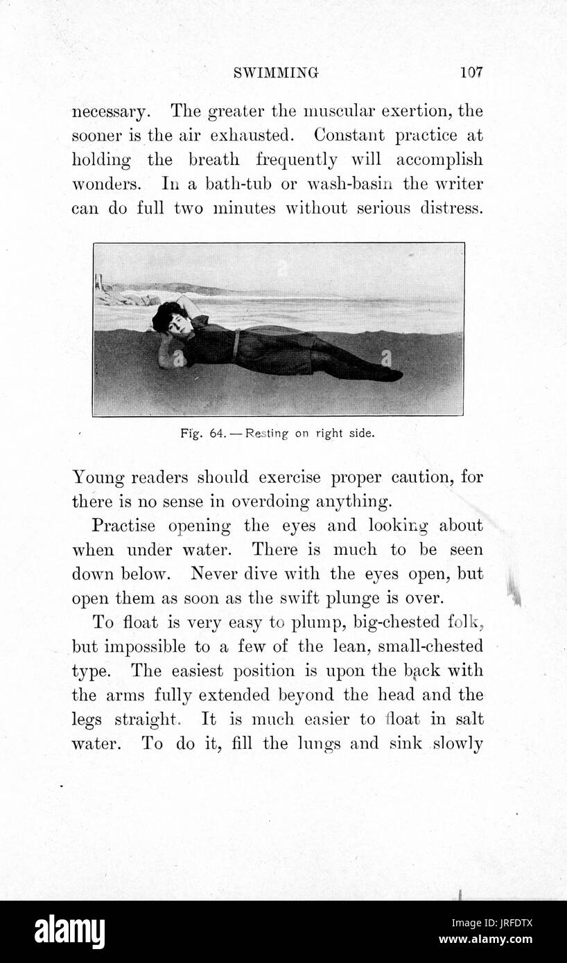 Aus einem Buch über das Schwimmen Auszug, mit dem Bild einer Frau, die auf Ihrer Seite, Hände hinter dem Kopf, teilweise in Wasser, 1900 versenkt. Stockfoto