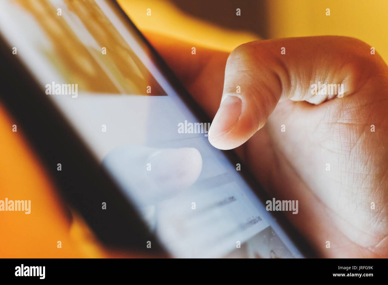 Bild von Hand mit digital-Tablette in der Nähe von social-Media-Leben Stockfoto