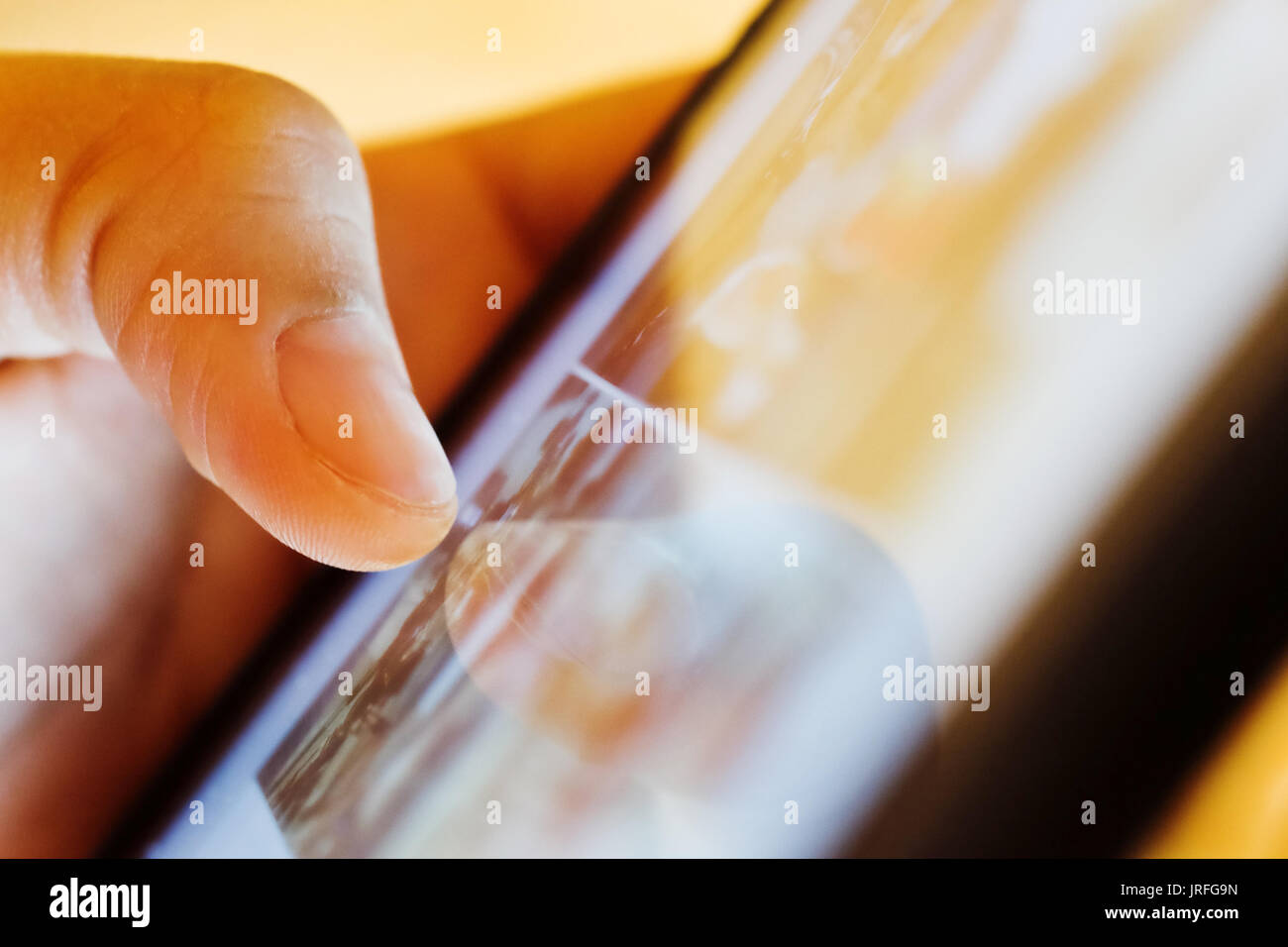 Bild von Hand mit digital-Tablette in der Nähe von social-Media-Leben Stockfoto