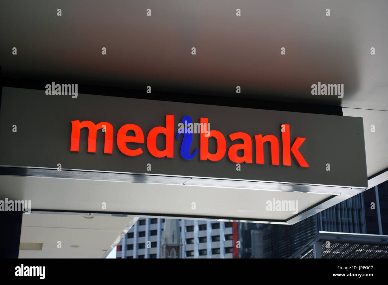 Brisbane, Australien: Beleuchtete Medibank Zeichen auf Markise in der Albert Street Stockfoto
