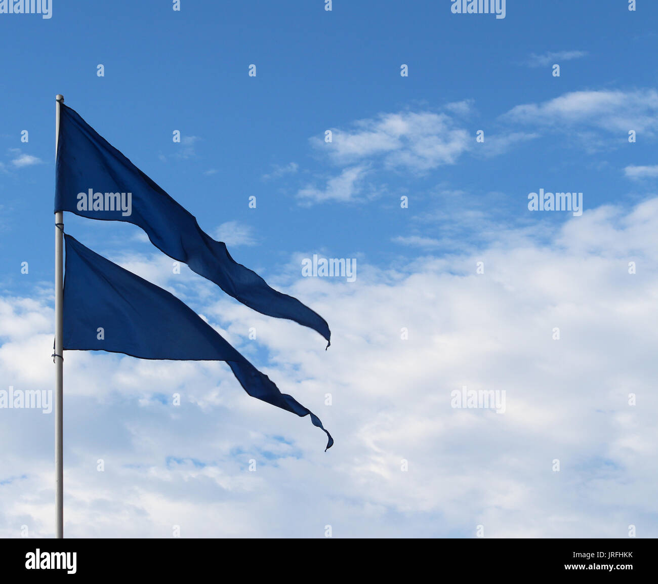 Blau dreieckig Banner Flaggen auf dem Fahnenmast gegen Himmel fliegen Stockfoto