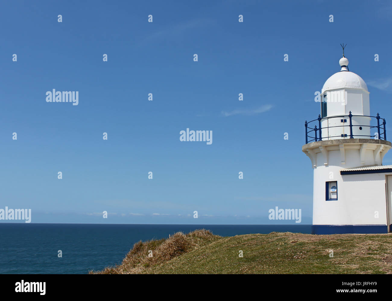 Leuchtturm auf einer Klippe am Meer gegen den blauen Himmel in Port Macquarie Australia Stockfoto