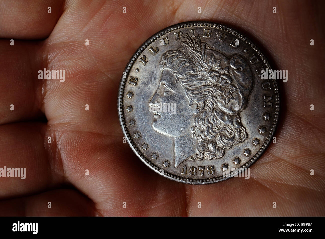 Die alte Silber Dollar von 1878 in der Hand Stockfoto