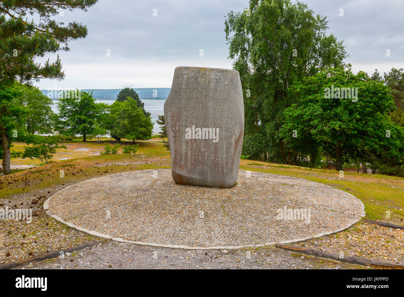 Die Scout Stein an dem Ort, an dem Lord Robert Baden-Powell, der Pfadfinderbewegung im Jahre 1907 auf Brownsea Island, Poole, Dorset, England gegründet. Stockfoto