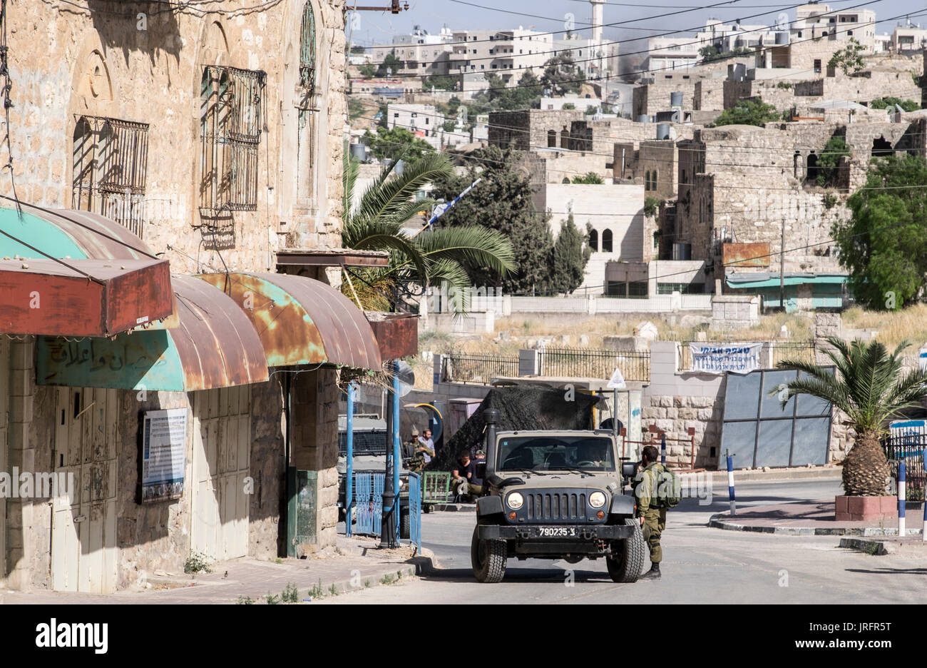 Israelische Soldaten der IDF-Patrouille im Zentrum von Hebron, Palästina, die besetzten Gebiete der Westbank Stockfoto