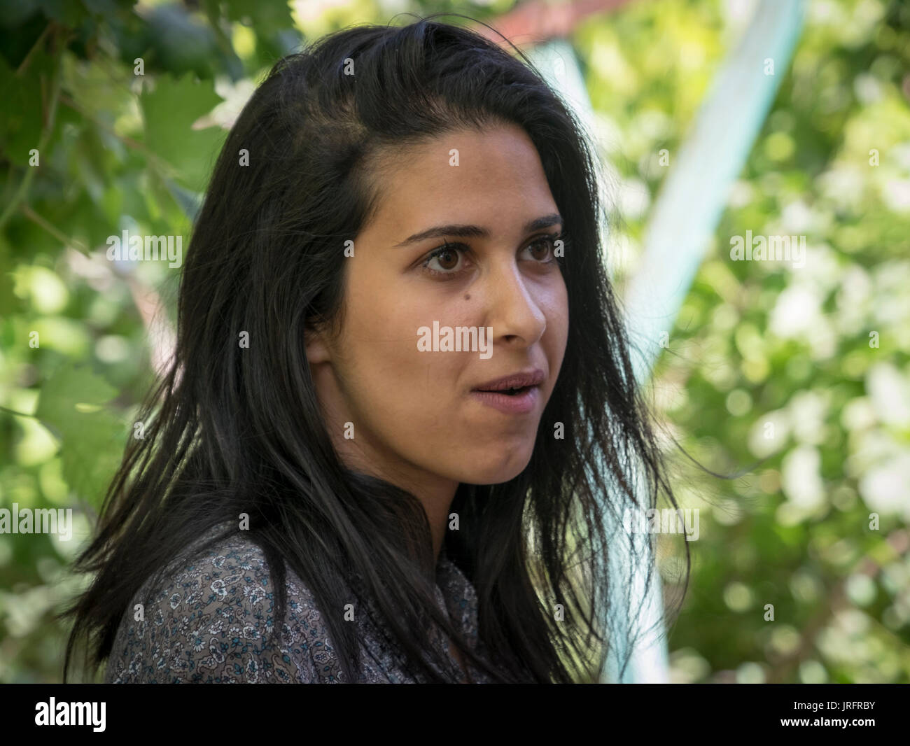 Junge Palästinenserin bezieht sich die Belästigung durch israelische Siedlungen in Hebron, West Bank, besetzten Gebieten von ihrer Familie konfrontiert Stockfoto