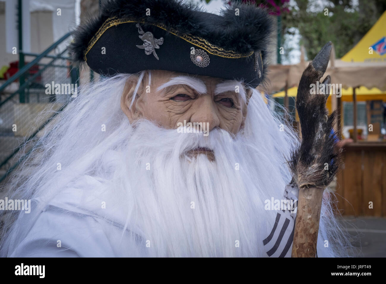 Mann in einem Tri-dreispitz und langen, weißen Bart&Maske in einem Renaissance Fair im Süden Frankreichs Stockfoto