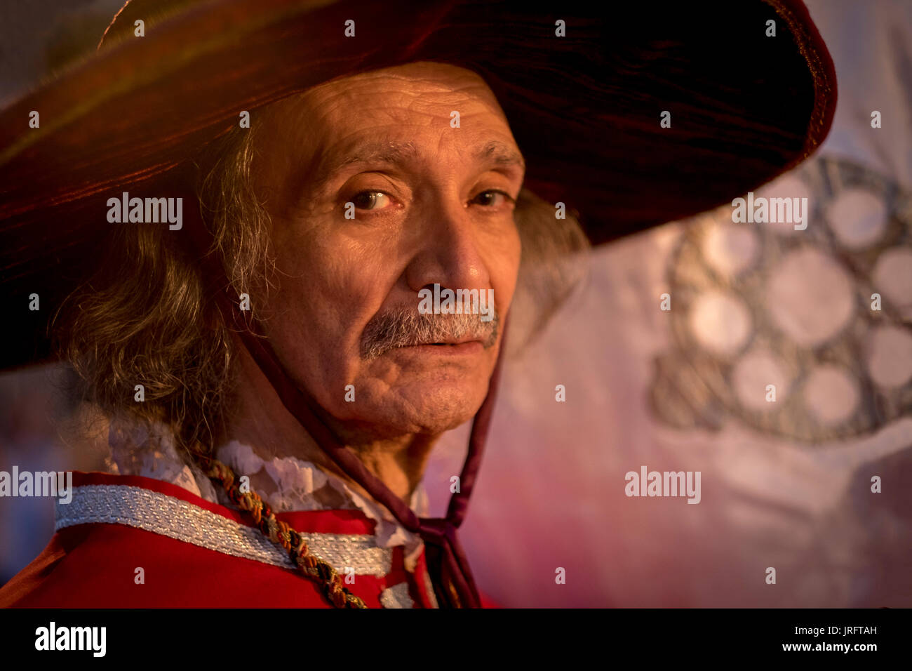 Ältere Herr, gekleidet wie eine Renaissance Höfling mit Fahne in einem Renaissance Fair im Süden Frankreichs Stockfoto