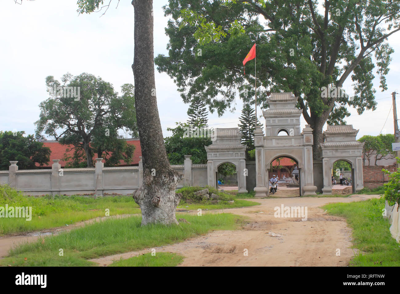 HAI DUONG, VIETNAM, Juli 30: Tor in vietnamesischen Dorf am Juli 30, 2014 in Hai Duong, Vietnam. Dies ist besondere Merkmale der ländlichen Vietna Stockfoto