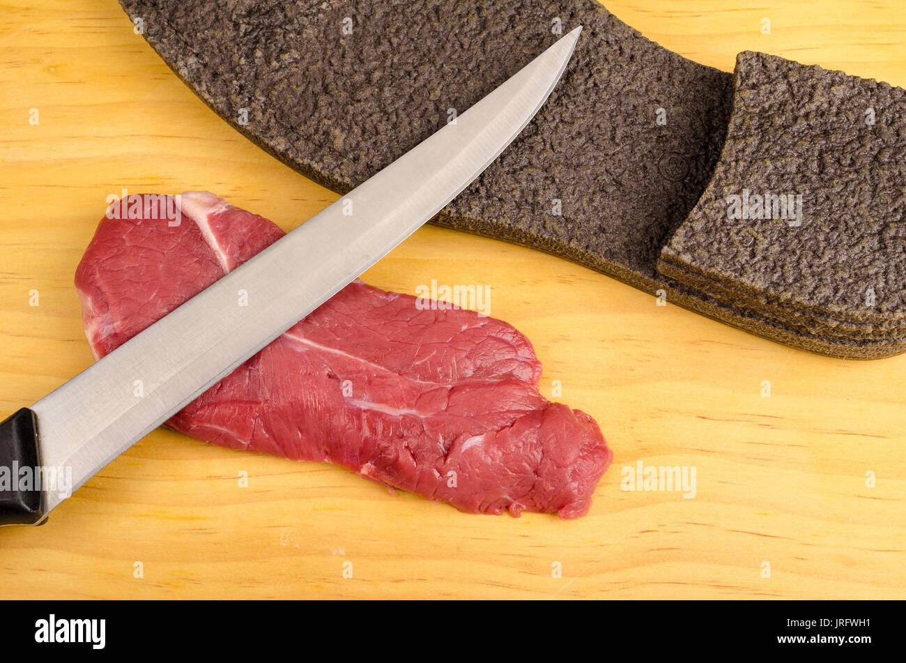 Rindersteak Neben Einer Schuhsohle Ein Konzept Fur Den Harten Schlechte Qualitat Fleisch Stockfotografie Alamy