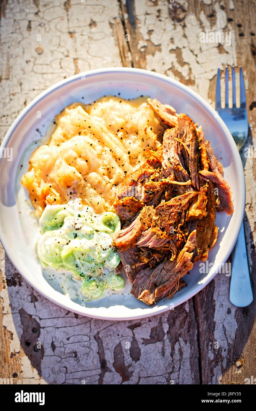 Gezogen, gewürzte Schweinefleisch, mit Kartoffelpüree Bratkartoffeln ...