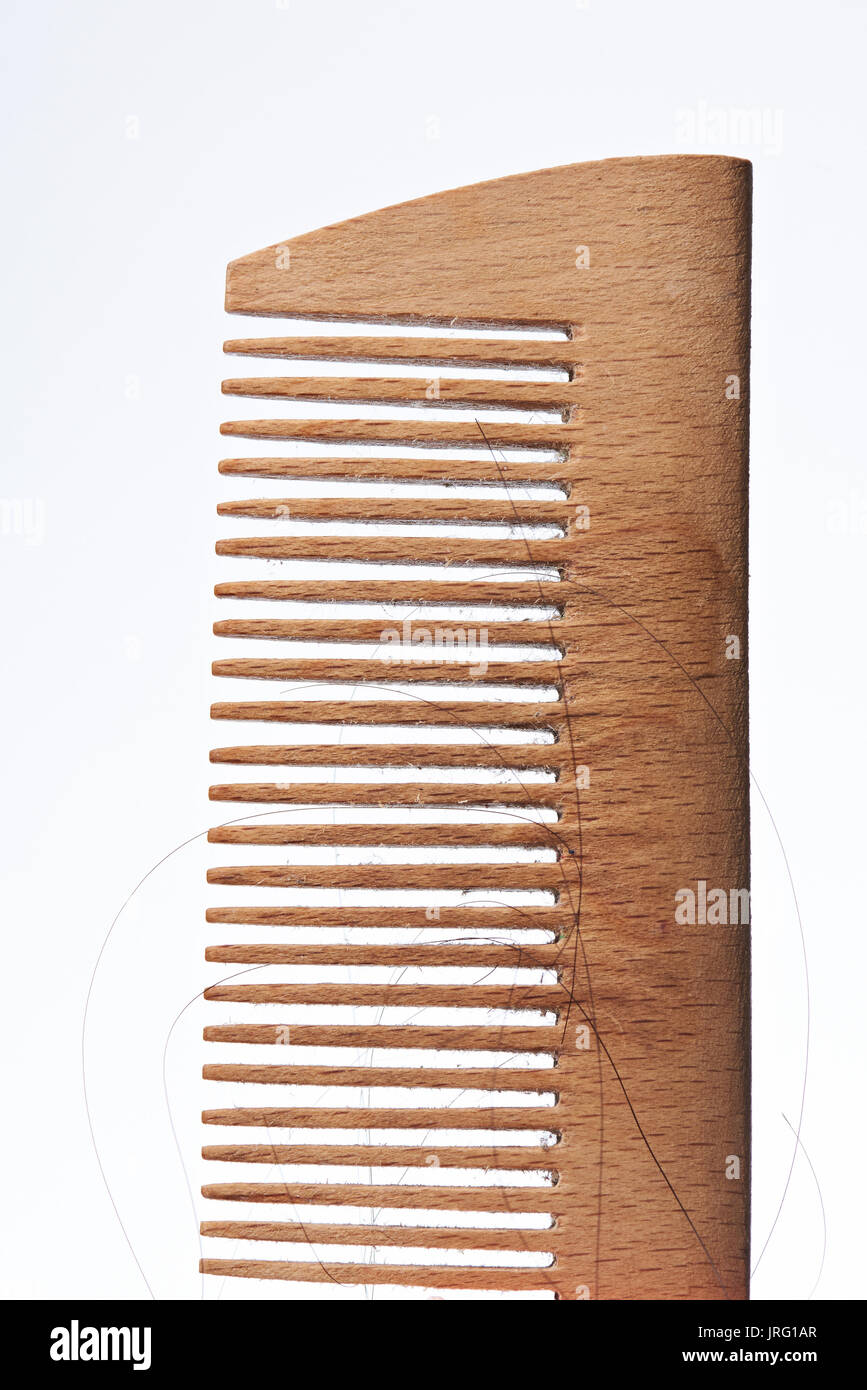 Holz- Kamm mit Verlust Haar auf weißem Hintergrund Stockfoto