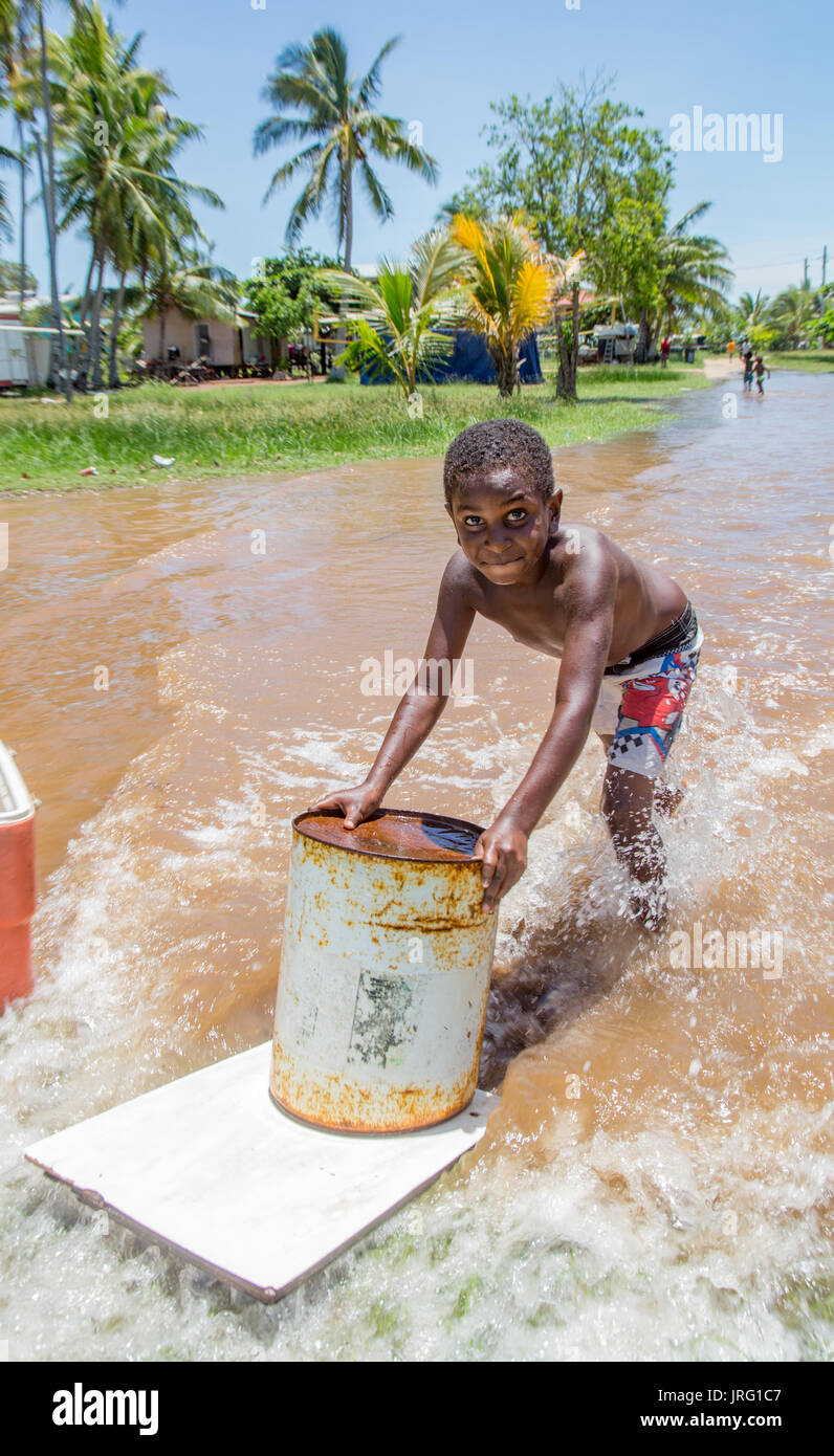 Torres Strait island Kinder spielen in König Gezeiten aus tief liegenden Saibai Insel Stockfoto