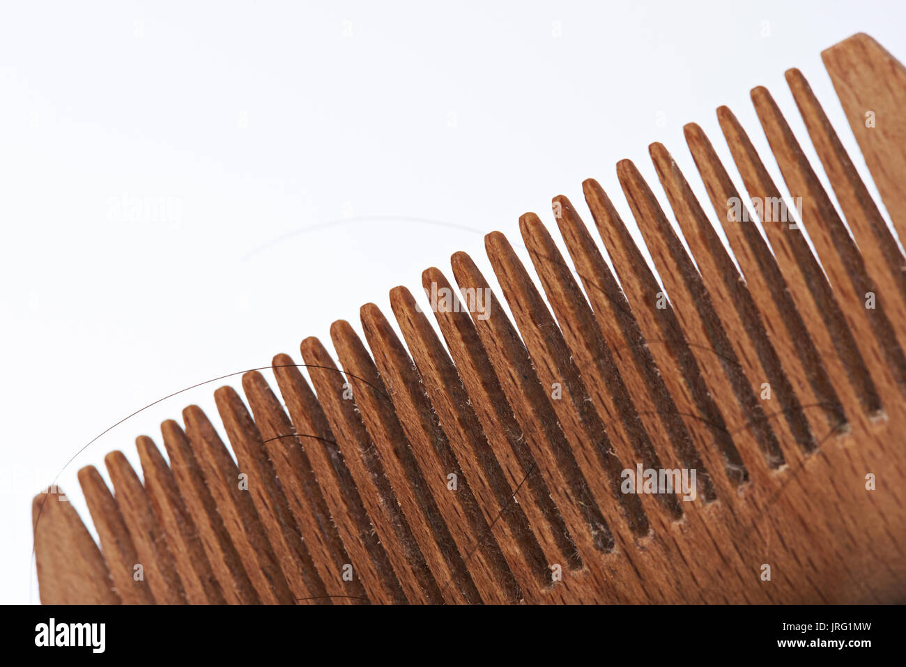 In der Nähe von Holz- Bürste mit verloren gegangenen dunklen menschlichen Haar Stockfoto