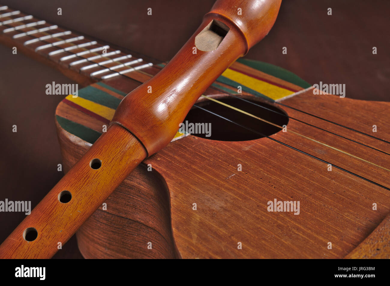 Traditionelle cuatro Gitarre aus Venezuela und barocke Recorder Stockfoto