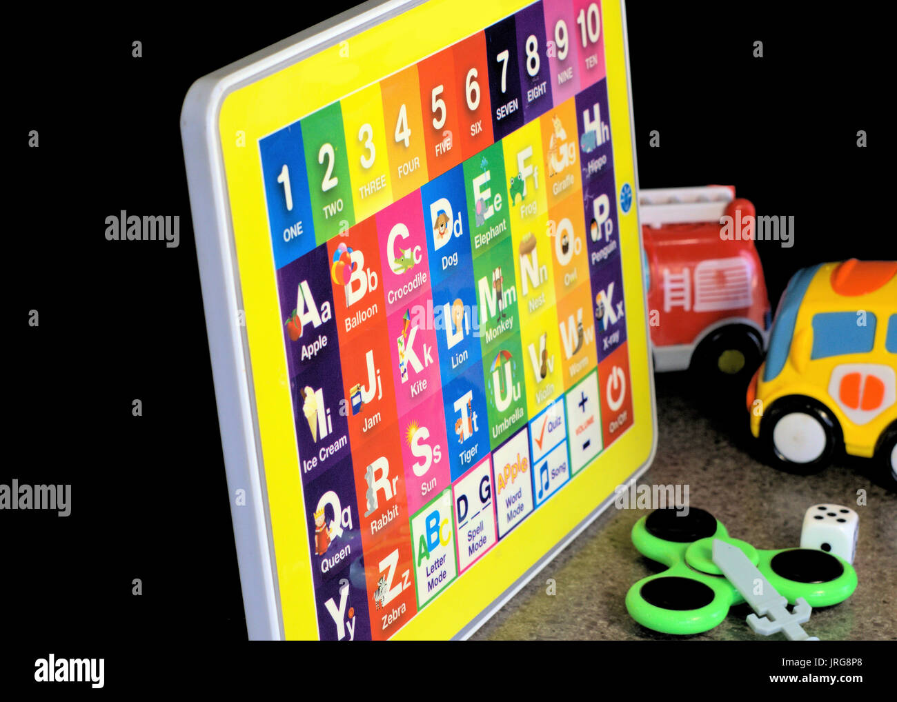 Englische Alphabet Buchstaben abc bis Z und Ziffern 123 bis 10 Tablette für Kinder und andere Spielzeuge mit schwarzem Hintergrund Stockfoto