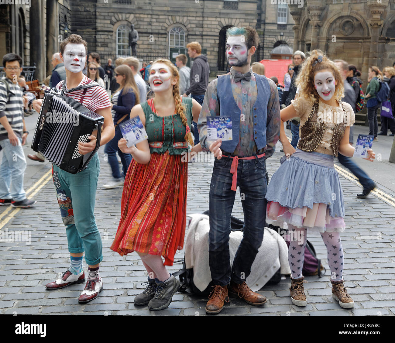 Szenen aus der "Edinburgh Festival Fringe 'Virgin gesponsert Street Festival Edinburgh, Schottland Royal Mile Merkblätter Förderung zeigen Straße Stockfoto