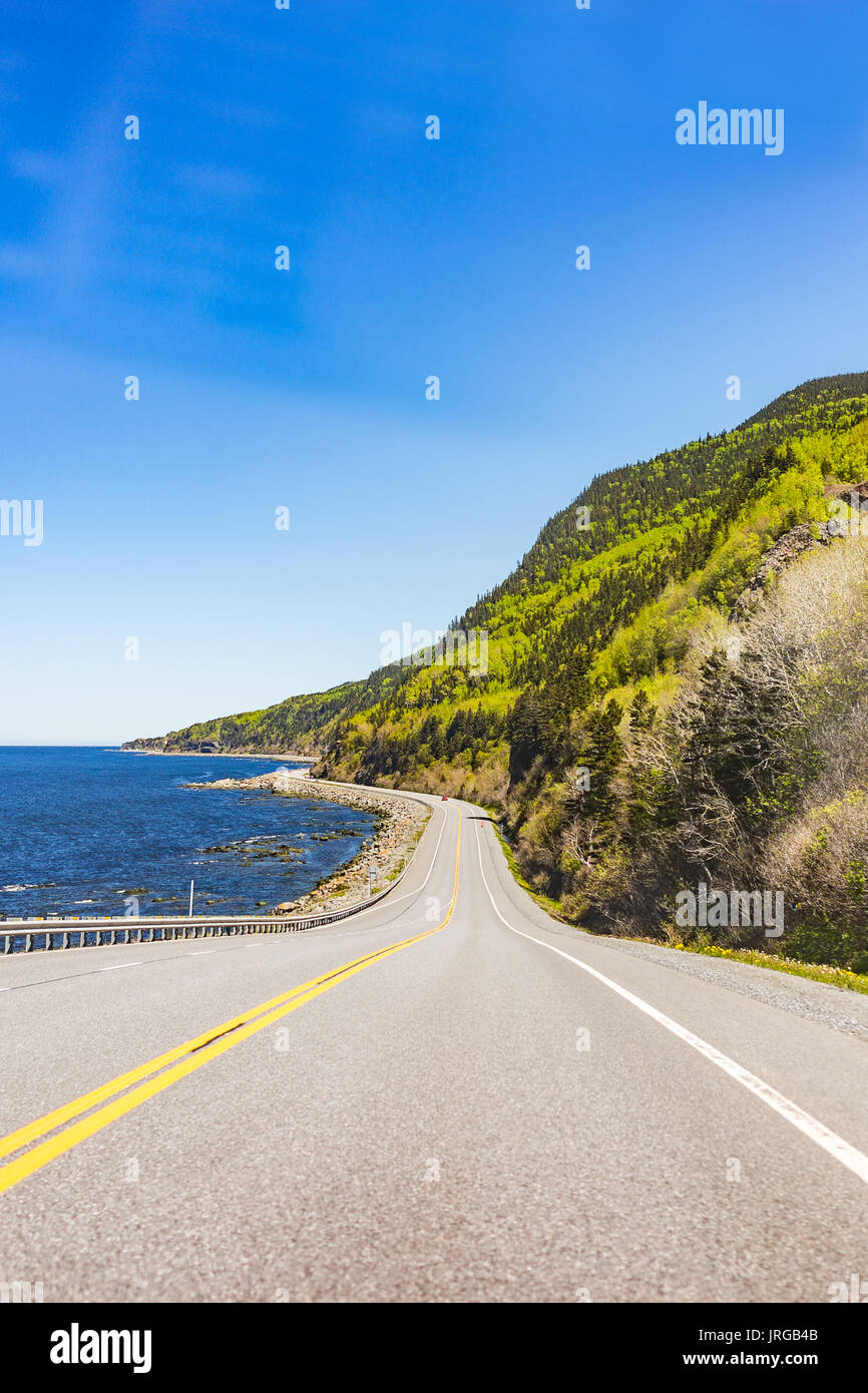 Küste von Gaspesie Region von Quebec, Kanada mit Straße, Klippen und St. Lawrence River Ozean Stockfoto