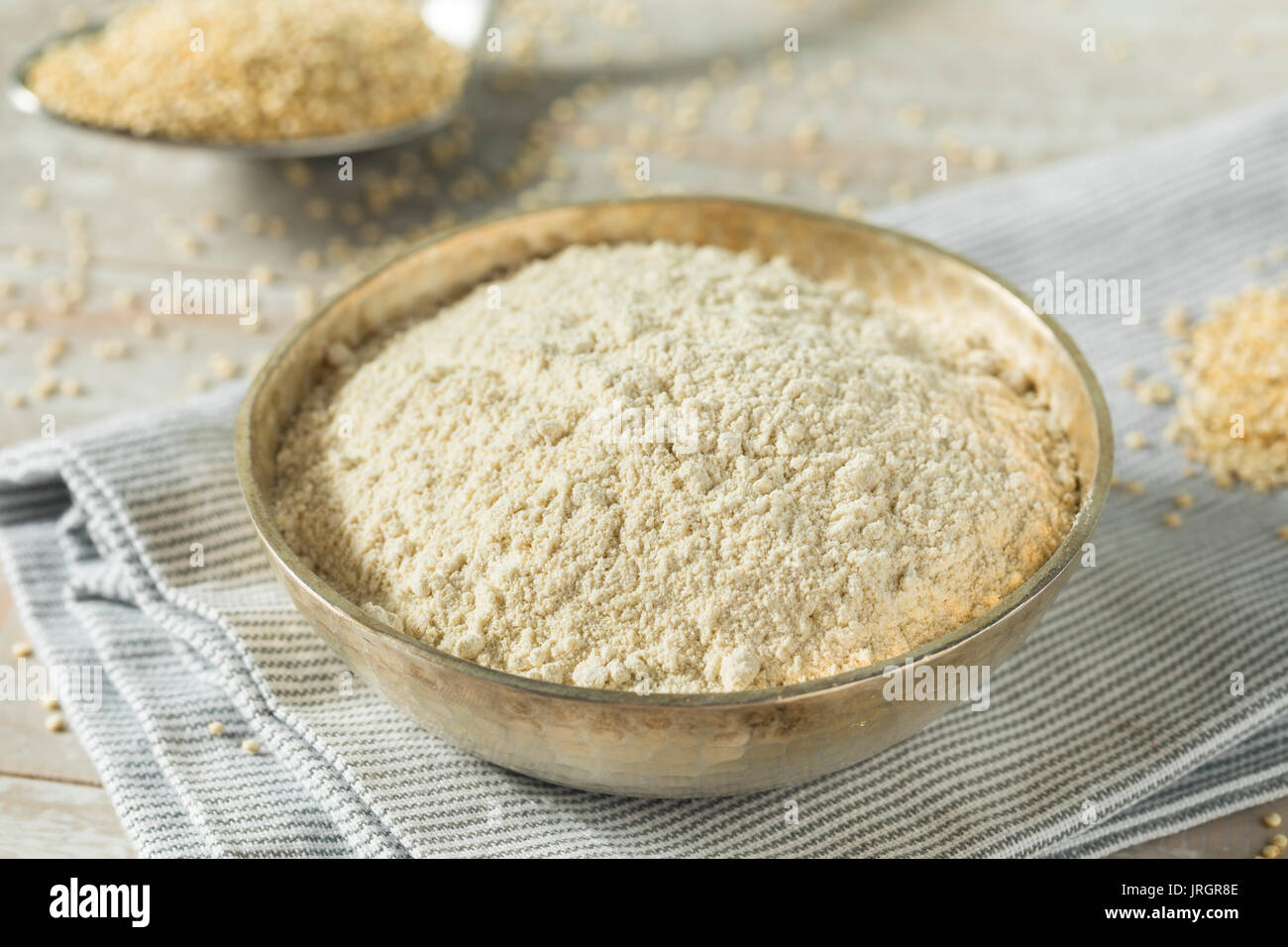 Roh Bio Quinoa Mehl in eine Schüssel geben. Stockfoto