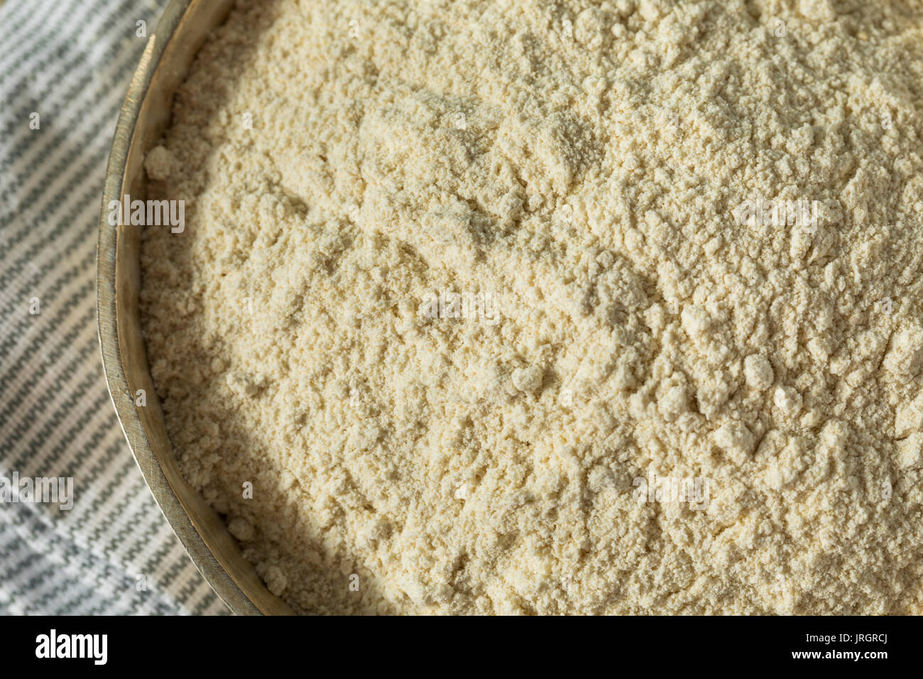 Roh Bio Quinoa Mehl in eine Schüssel geben. Stockfoto