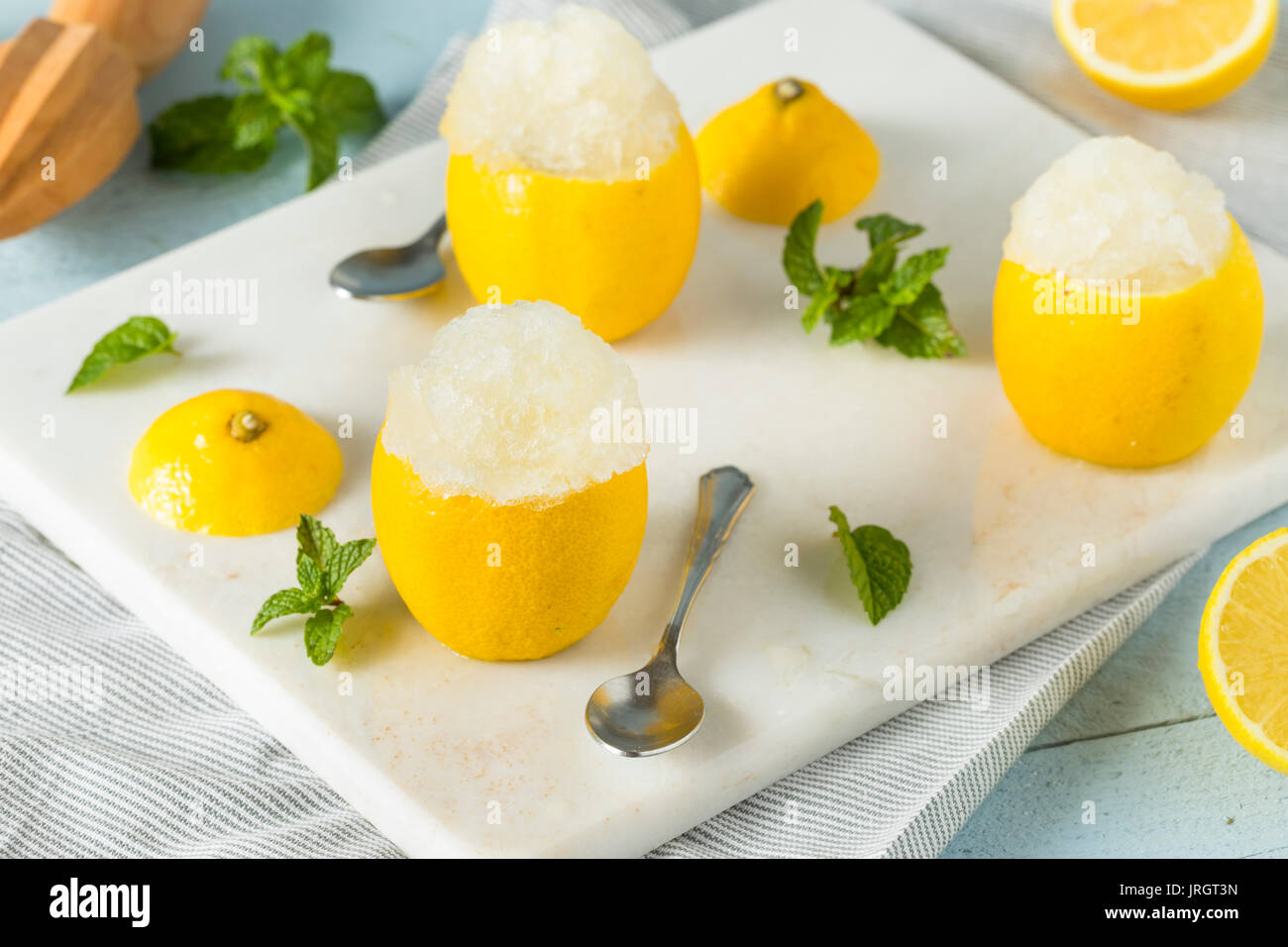 Hausgemachte gelbe Zitrone italienisches Eis in einem Zitronen Stockfoto