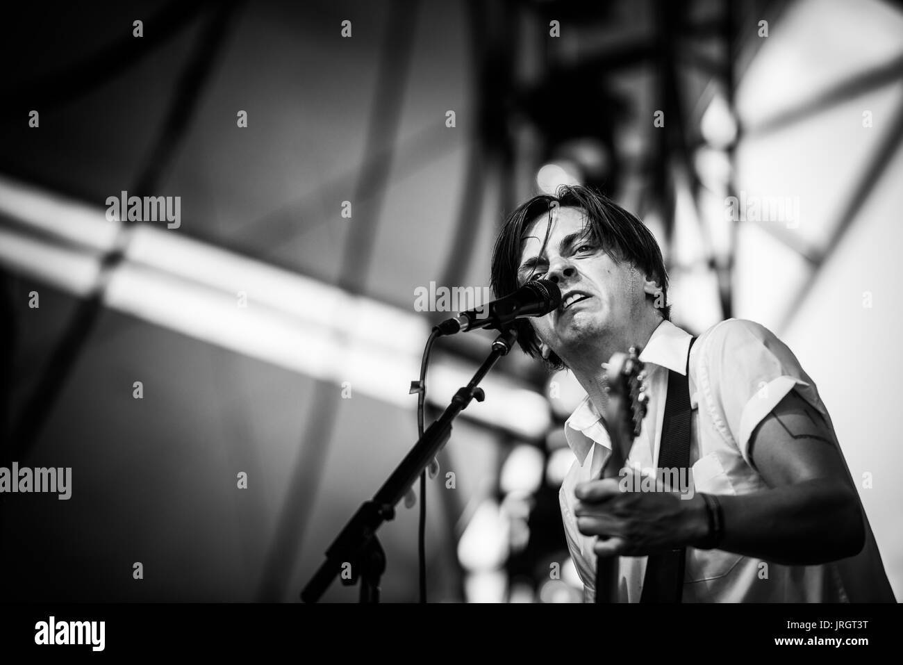 Juli sprechen Sie an einer Music Festival in British Columbia Kanada in Schwarz und Weiß. Stockfoto