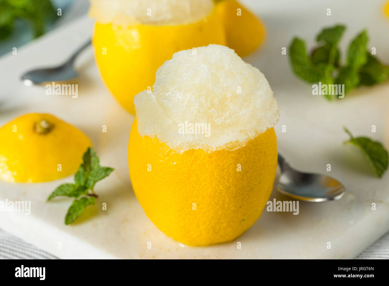 Hausgemachte gelbe Zitrone italienisches Eis in einem Zitronen Stockfoto