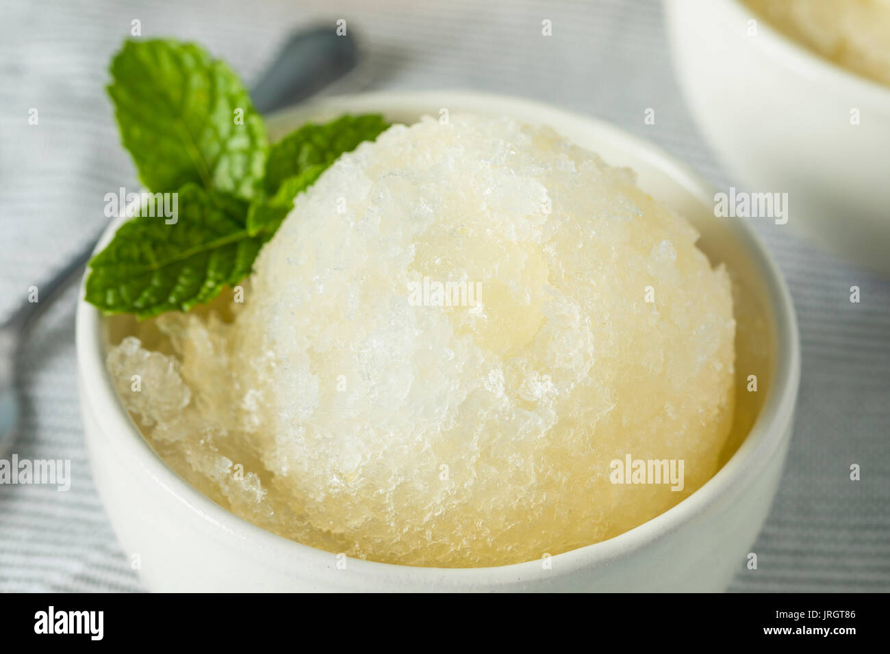 Hausgemachte gelbe Zitrone italienisches Eis in eine Schüssel geben. Stockfoto