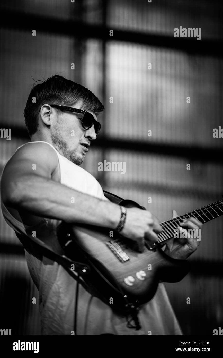 LOVECOAST durchführen Bei einem Musikfestival in British Columbia Kanada in Schwarz und Weiß. Stockfoto