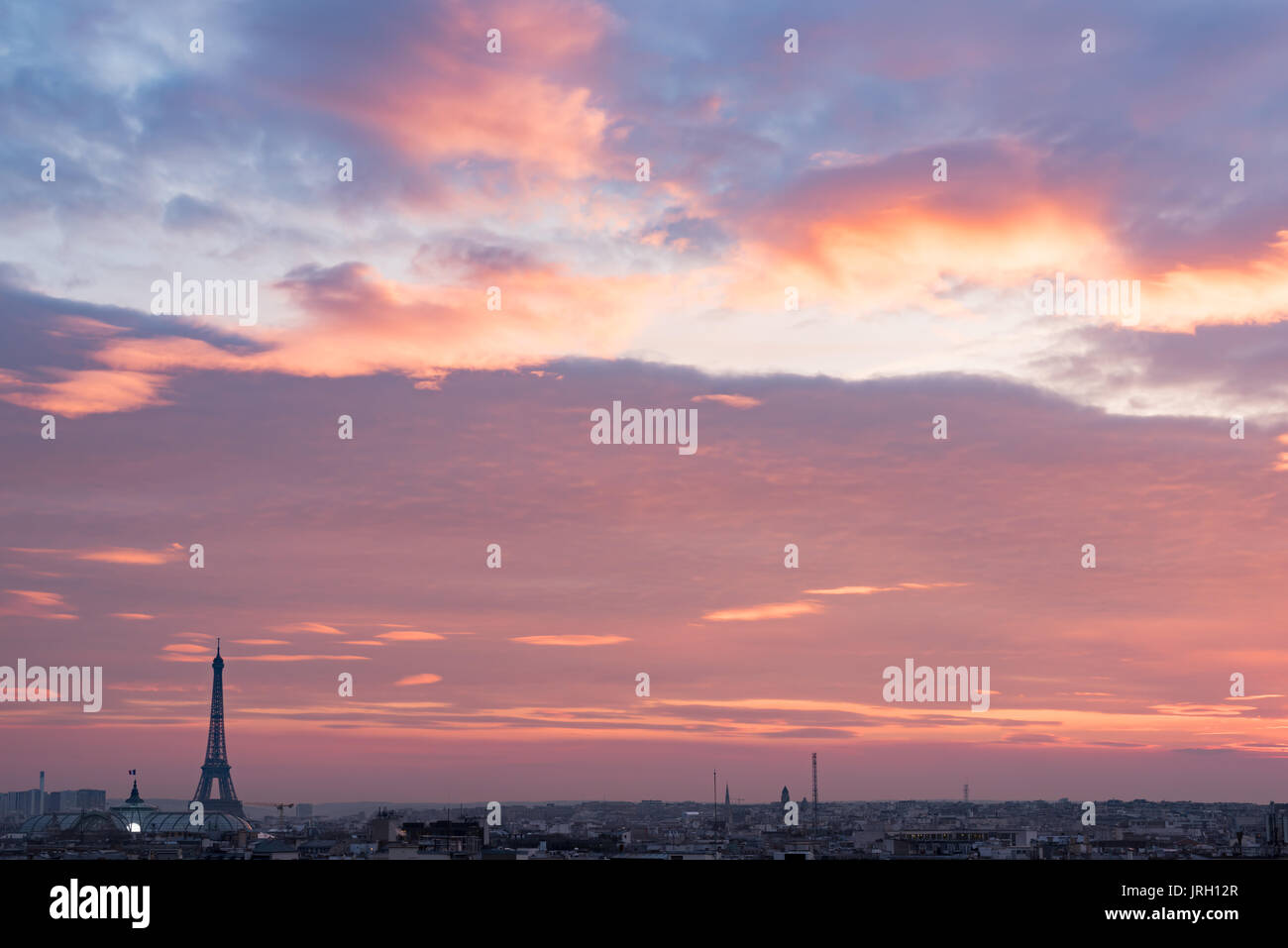 Skyline von Paris mit lila Wolken bei Sonnenuntergang Stockfoto