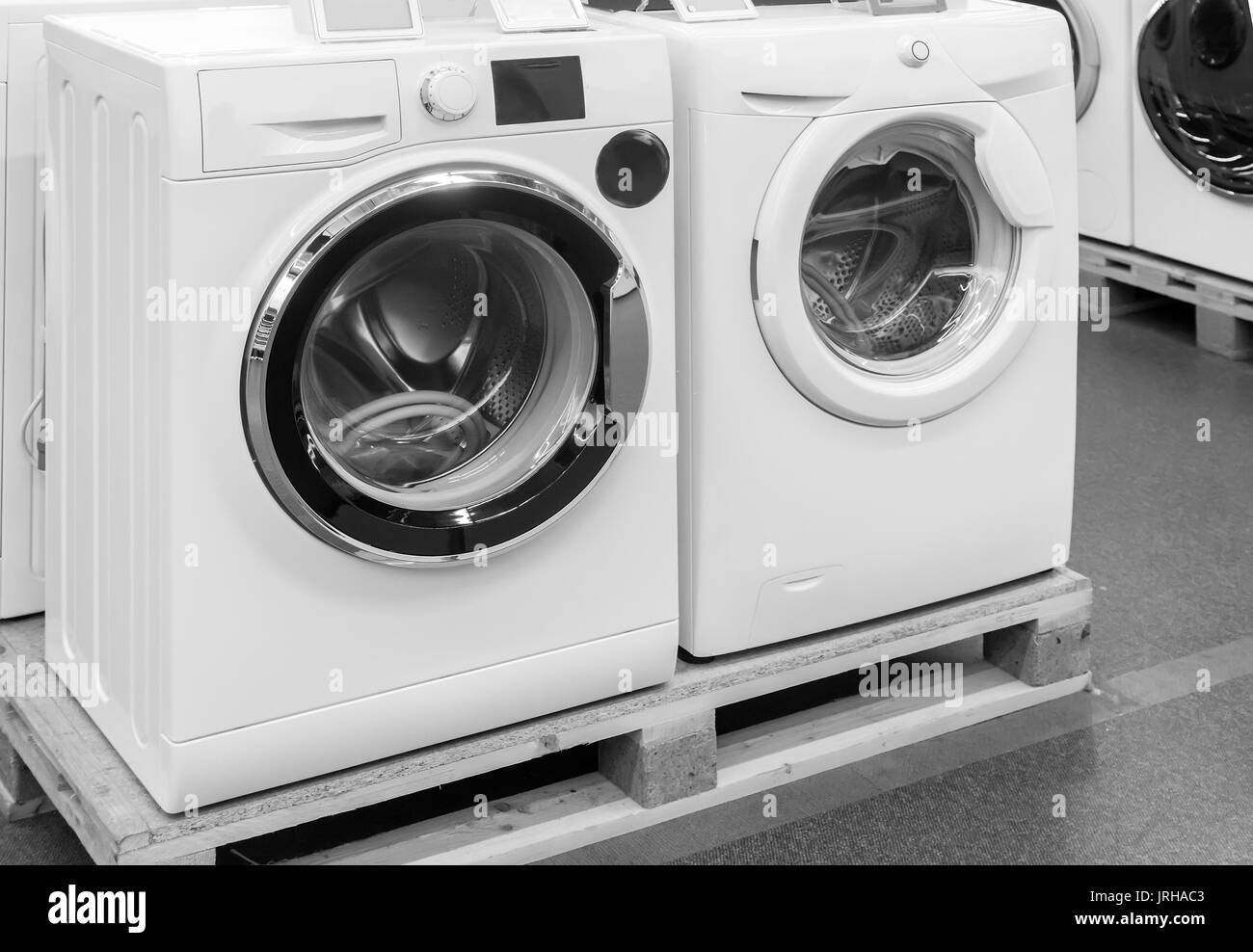 Geräte-Store präsentiert zum Verkauf eine moderne Waschmaschine. Stockfoto