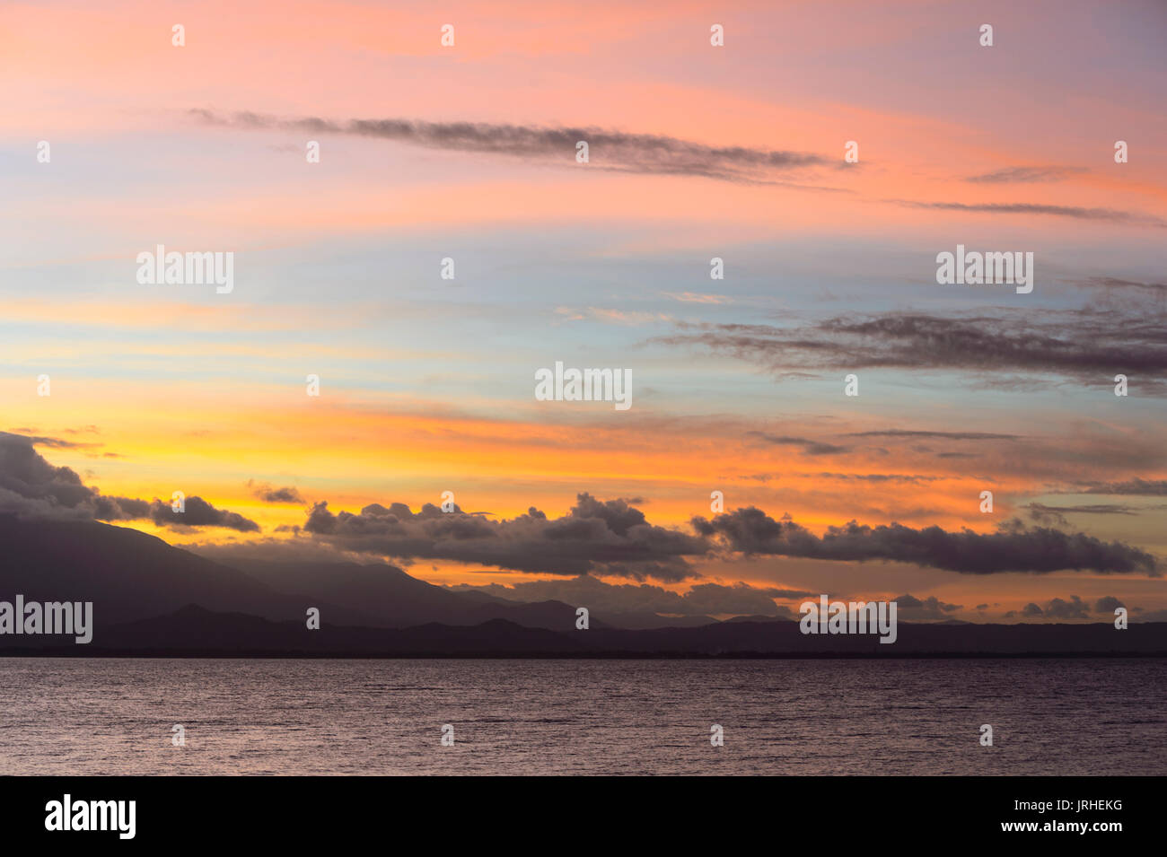 Feurigen Sonnenuntergang bei Port Douglas, Far North Queensland, FNQ, QLD, Australien Stockfoto