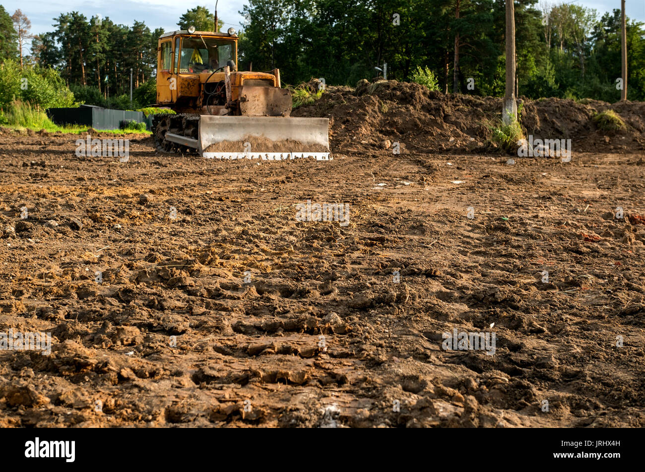 Der Bagger gelöscht das Land Spuren zu hinterlassen. Selektive konzentrieren. Kopieren Sie Platz. Ein horizontaler Rahmen. Stockfoto