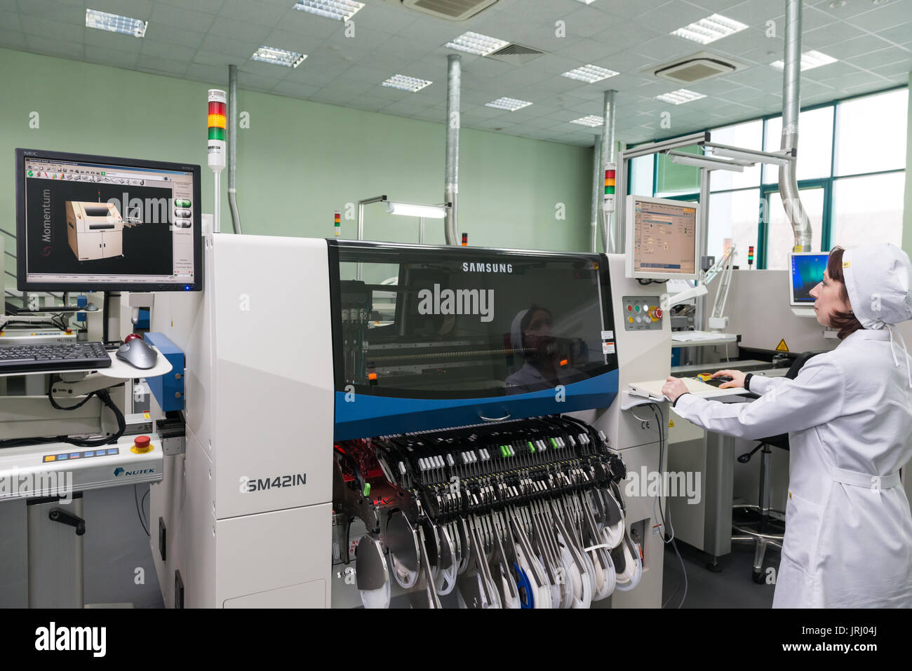 Produktion von elektronischen Bauteilen in Hightech-Fabrik Stockfoto