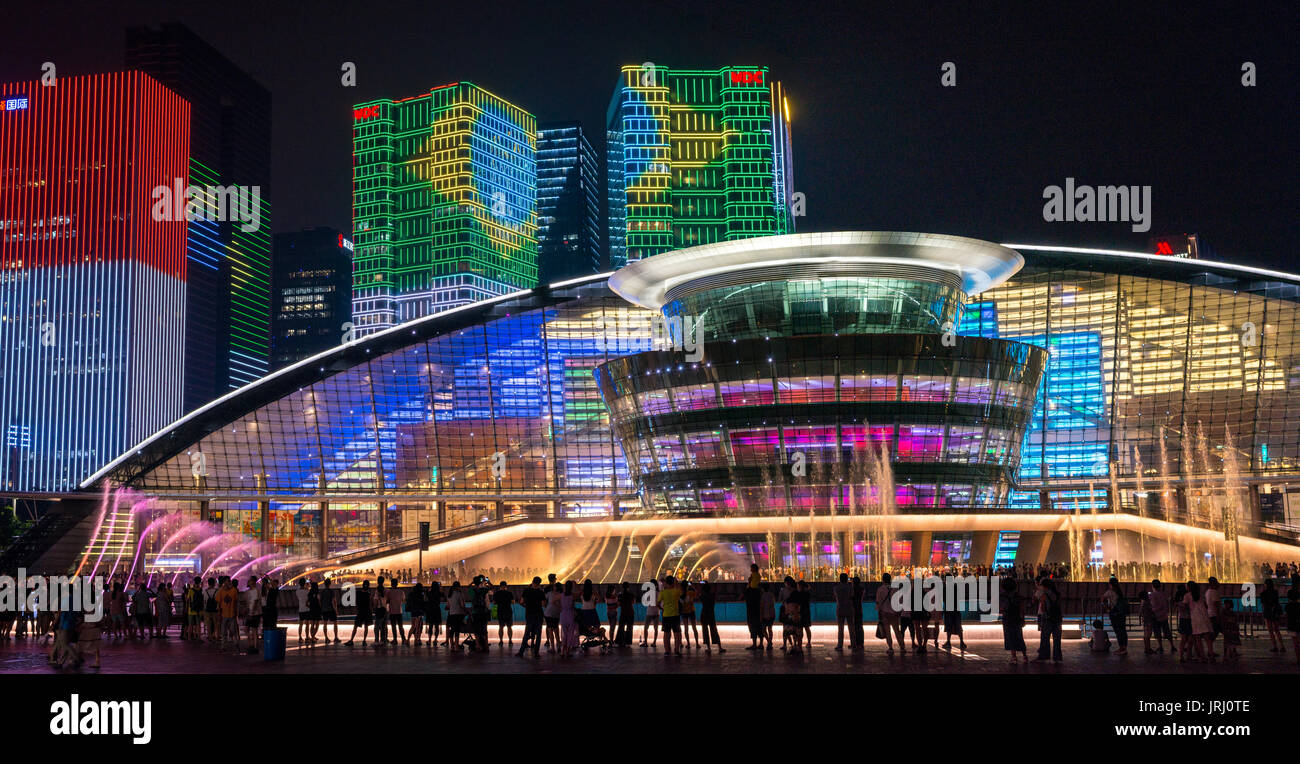 Hangzhou China, Nachtlichter und die moderne Architektur der berühmten Grand Theatre ist einzigartig und mit auswendiglernen Designs und Musical Fountain Show beleuchtet Stockfoto