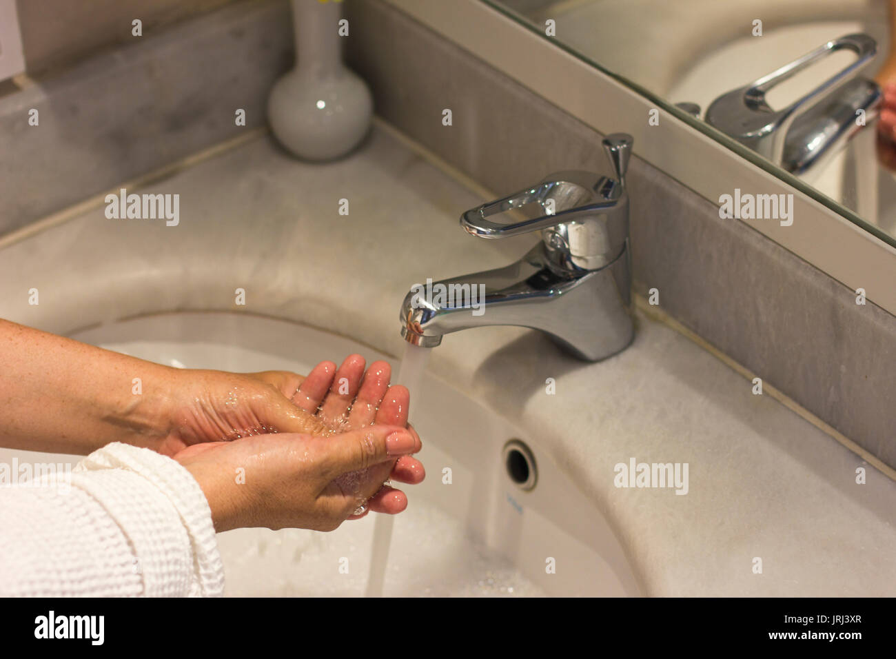 Frauen ihre Hände waschen im Waschbecken im Bad Stockfotografie - Alamy