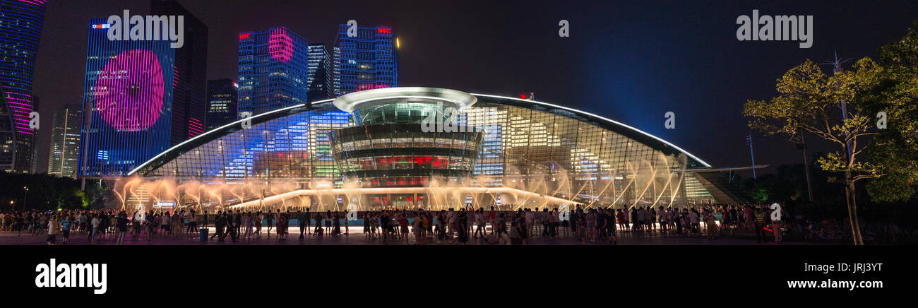 Hangzhou China, Nachtlichter und die moderne Architektur der berühmten Grand Theatre ist einzigartig und mit auswendiglernen Designs und Musical Fountain Show beleuchtet Stockfoto