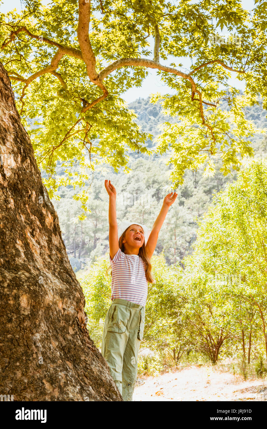 Kleines Mädchen und großer Baum. Grünes Leben, Ökologie Hintergrund Stockfoto