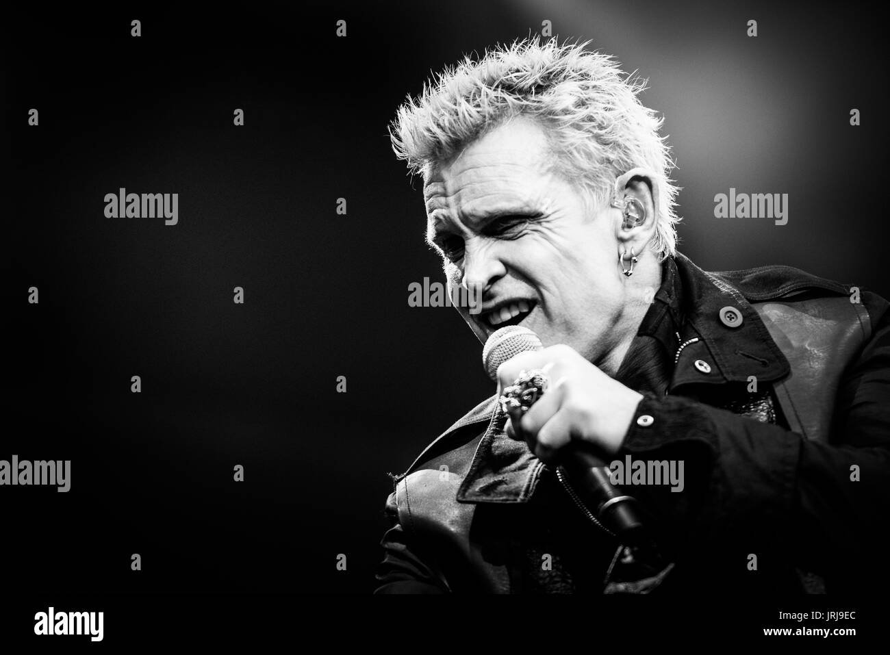 Billy Idol bei einem Musikfestival in British Columbia Kanada in Schwarz und Weiß. Stockfoto