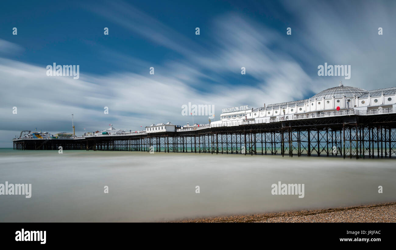 Lange Exposition der Palace Pier in Brighton, East Sussex, England Stockfoto