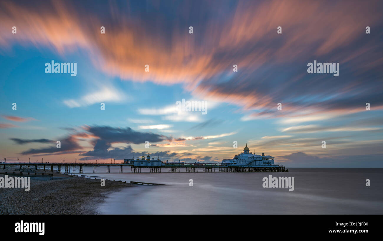 Lange Exposition der Sonnenaufgang über Englische Südküste Stadt Eastbourne, mit der Seebrücke und Strand, East Sussex, England Stockfoto
