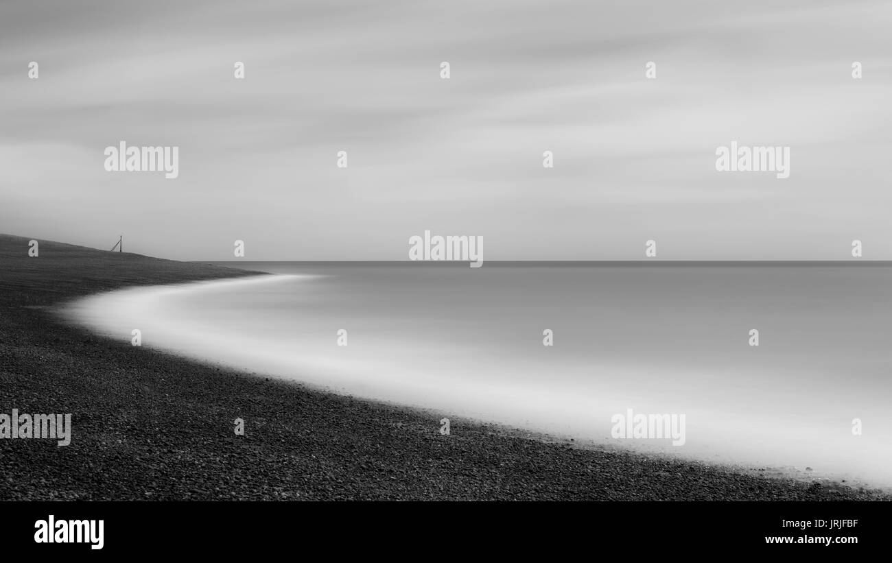 Lange Belichtung schwarz-weiß Bild von Hastings Angeln Strand in East Sussex, England Stockfoto