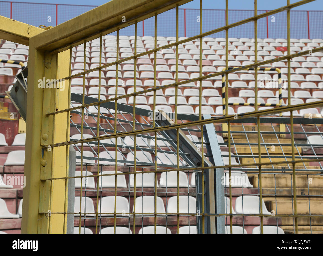 Robustes Metallgehäuse Schutz net im Stadion zu trennen Fans auf der Treppe von den Spielern während der sportlichen Spiele Stockfoto