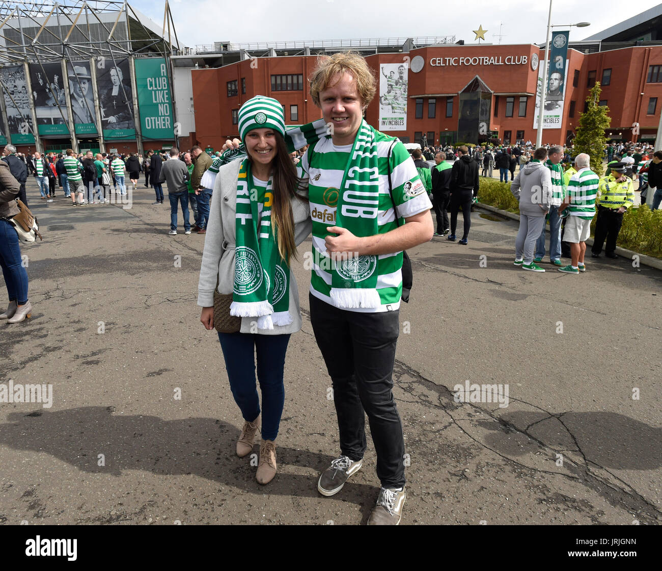 Celtic-Fans Katelin Kennedy und Jason Limbert aus Australien kommen ihr erste Spiel für die Ladbrokes Scorrish Premier League match bei Celtic Park, Glasgow. Stockfoto