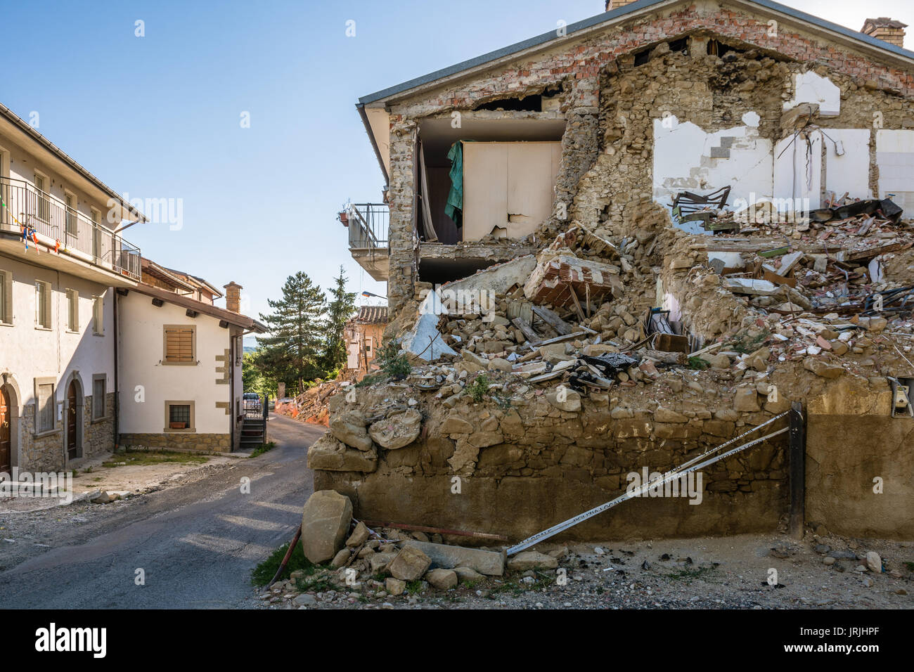 Trümmer des Erdbebens, das die Stadt Reggio Emilia in der Region Latium in Italien getroffen. Das starke Erdbeben am 24. August 2016 statt. Stockfoto