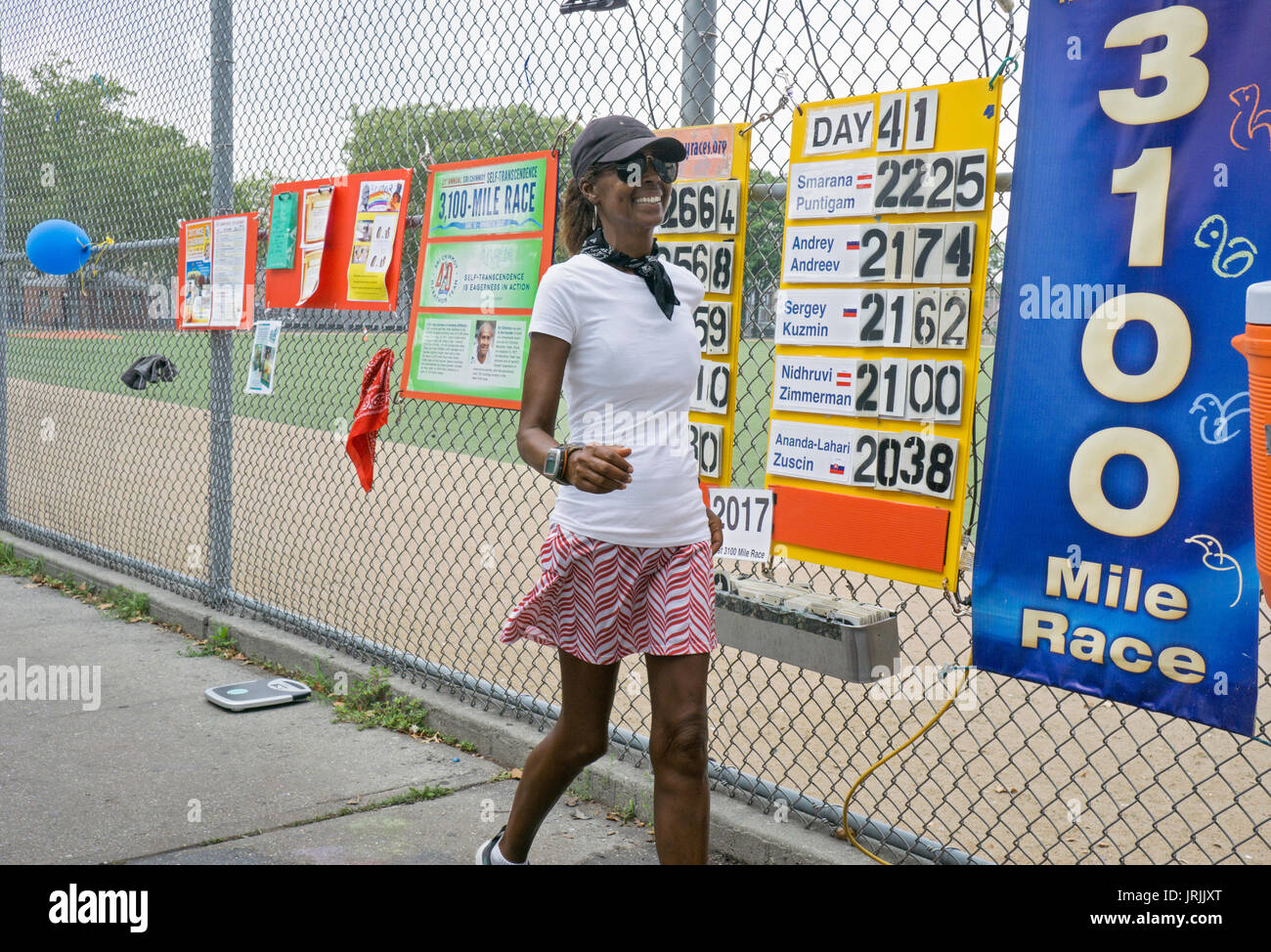 Ultra Marathon Walker, Rekordhalter & Guiness Buch der Rekorde Athlet Yolanda Halter die Teilnahme an der jährlichen 51 Tag 3100 km Rennen in Queens, NY. Stockfoto
