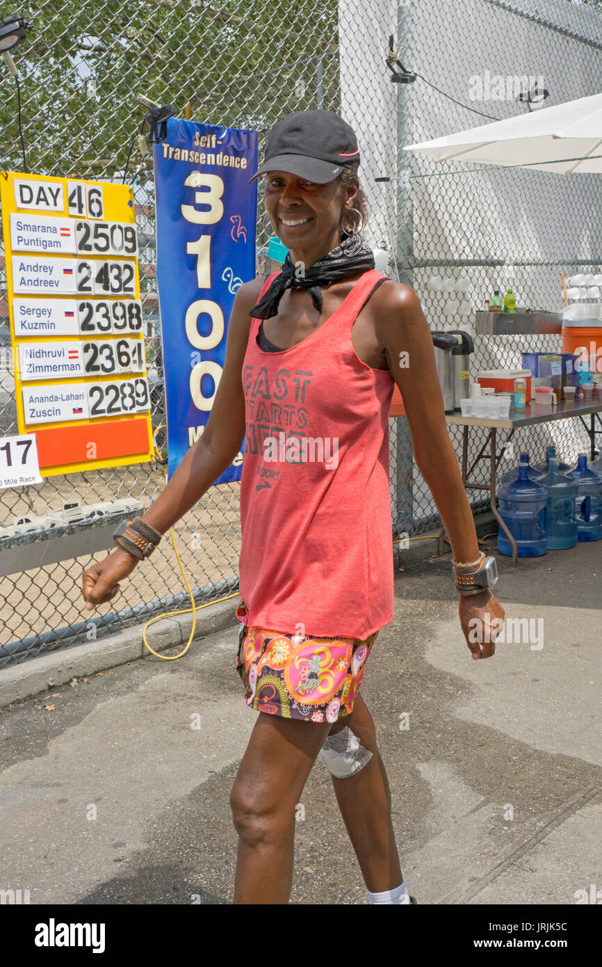 Ultra Marathon Walker, Rekordhalter & Guiness Buch der Rekorde Athlet Yolanda Halter die Teilnahme an der jährlichen 51 Tag 3100 km Rennen in Queens, NY. Stockfoto