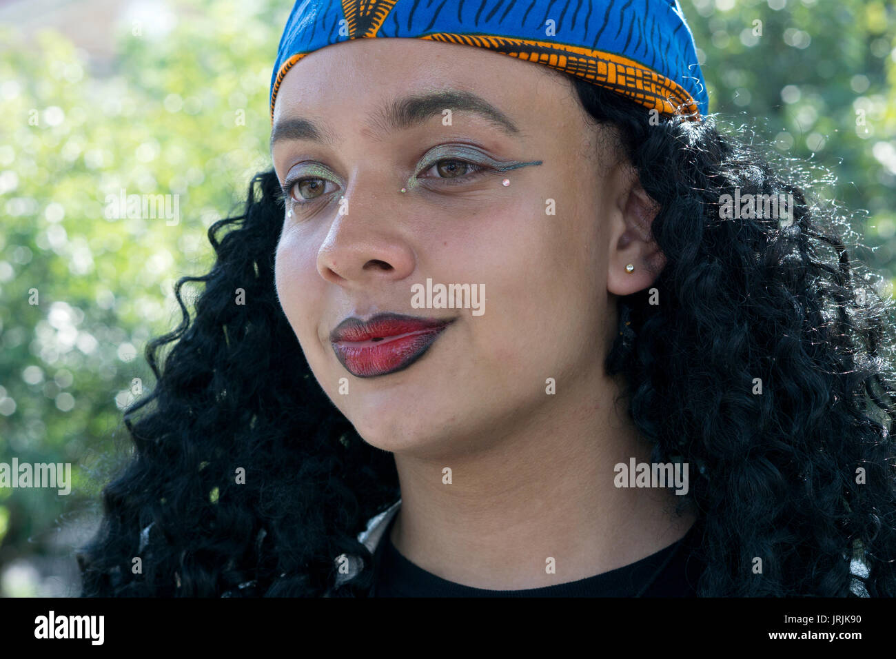 Headshot eine attraktive junge Dame von West afrikanischer Abstammung, die Praktiken der IFA-Religion. Im Washington Square Park in Manhattan, New York City. Stockfoto